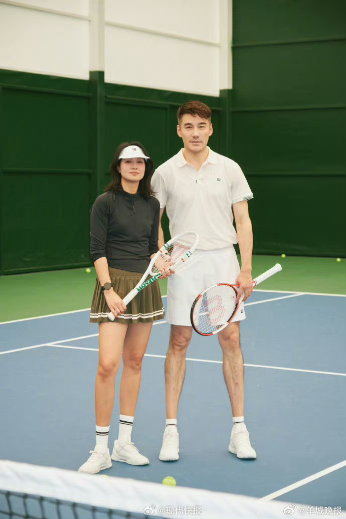 【#朱丹胡兵网球局说组就组#】3月26日，发文分享与的网球之约：前天和朱丹说改天