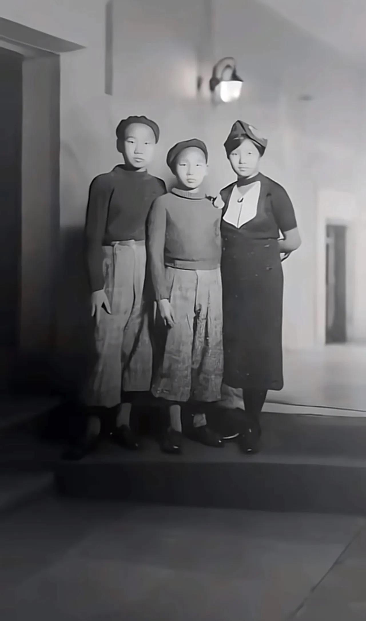 1937年，莫斯科，年幼的毛岸英、毛岸青兄弟以及蔡和森女儿蔡妮并肩而立，在莫尼诺