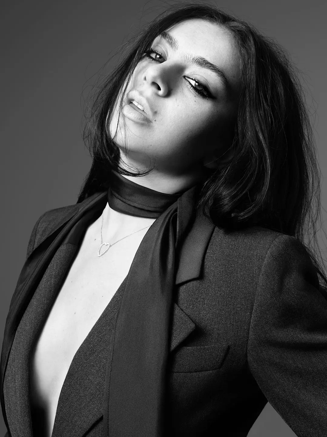 Charli XCX 正在商谈出演格蕾塔·葛韦格执导的新版《纳尼亚传奇》，有望饰