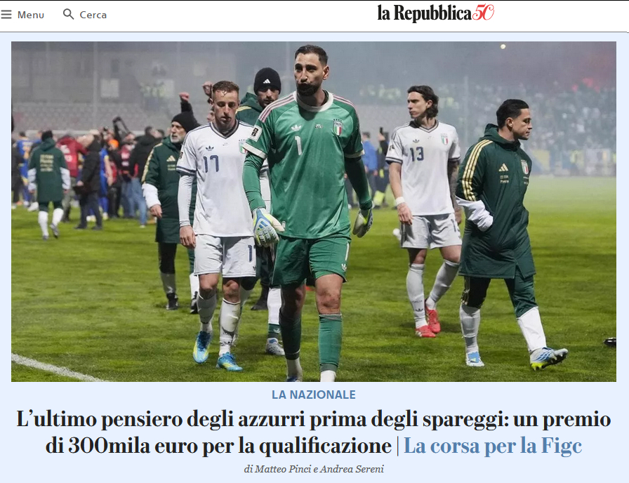 八卦虽迟但到……今天共和报头版爆料：在对阵波黑的附加赛决赛前夕，意大利球员们向足