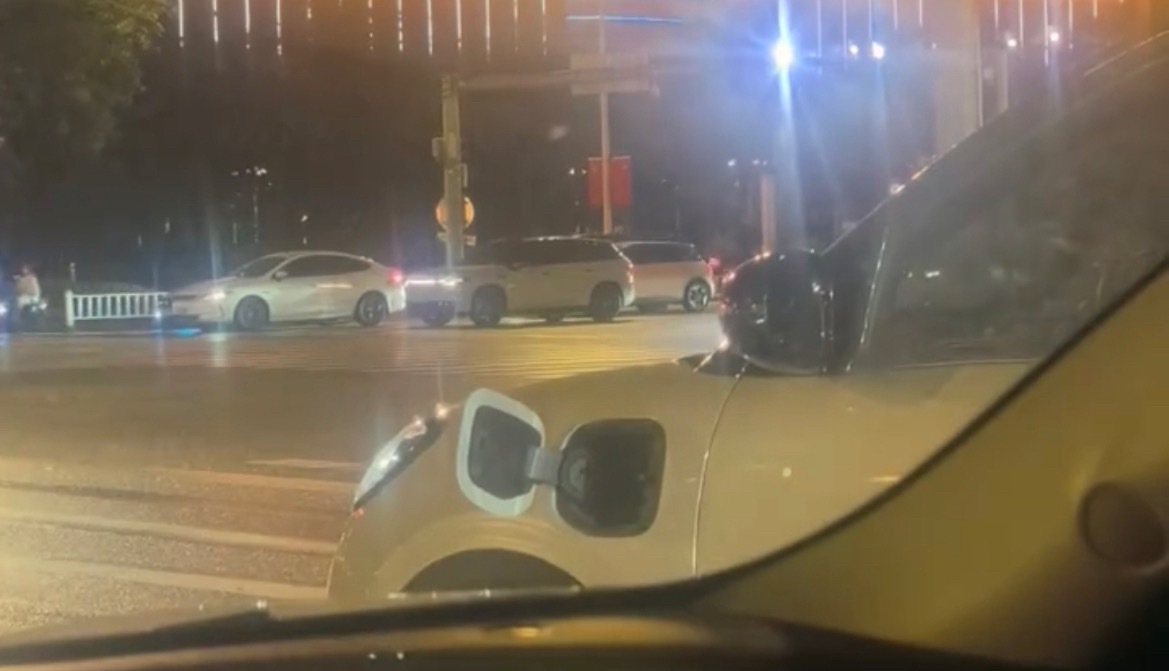 【玉林一新能源小车未盖充电盖就上路行驶】6月26日晚，网友爆料称：玉林市二环路上