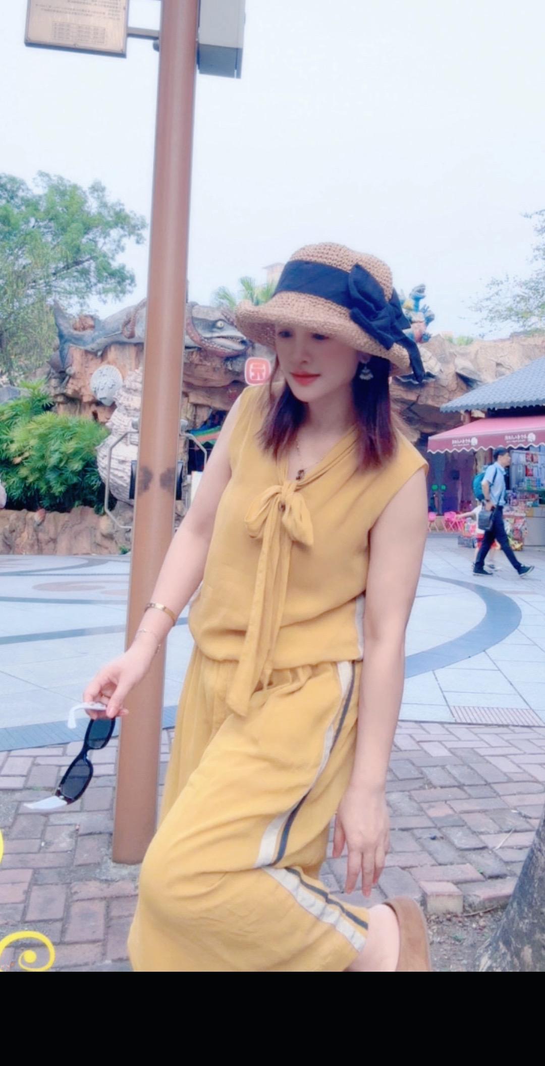 黄色裙子穿搭 草帽与连衣裙搭配