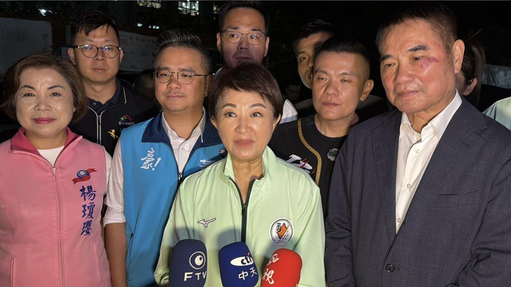 卢秀燕受苗栗县县长钟东锦诚挚邀请，亲临拱天宫，为即将启程前往北港进香的妈祖送行。