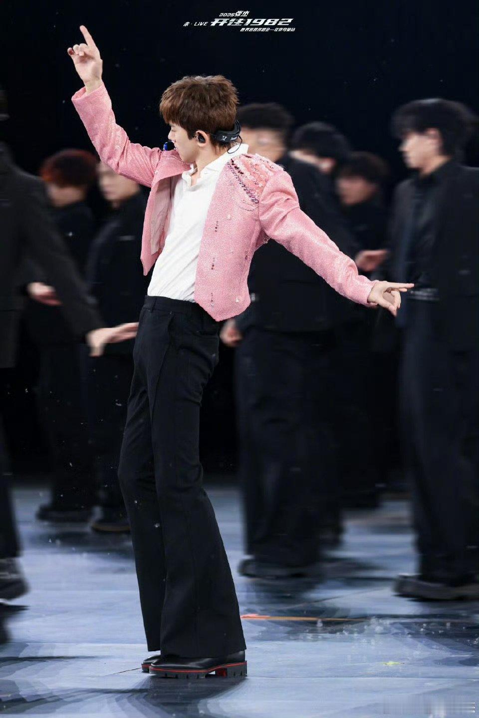 张杰张杰鸟巢马上就是最后一周了张杰还没回过神已经唱了11场了11场舞台满载突破与