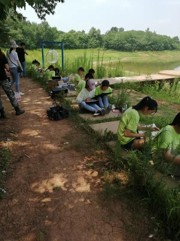 你觉得孩子应该从小参与社会实践吗 孩子从小参与社会实践太有必要了。就拿我邻居家小