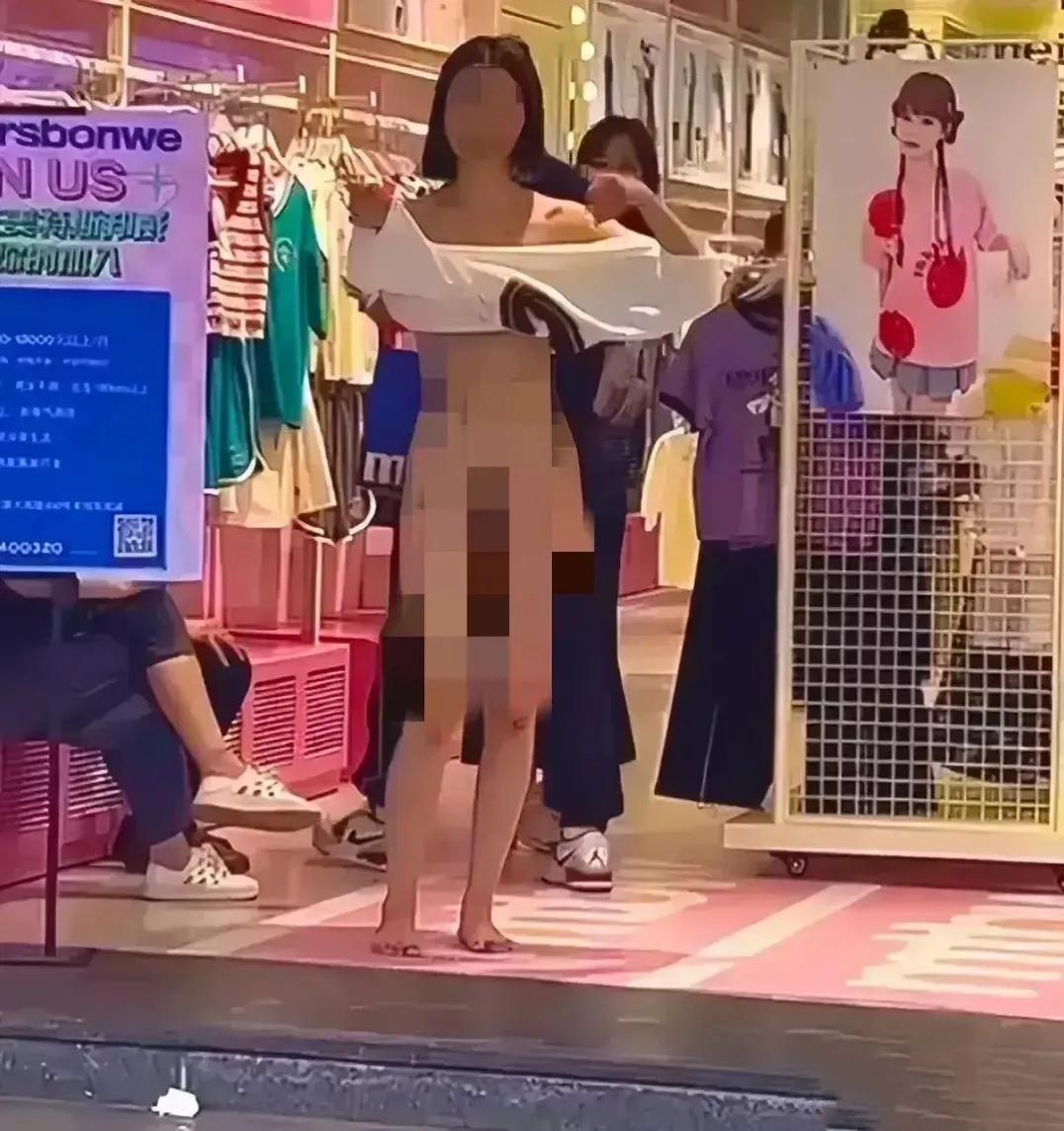 近日，长沙五一广场，一名女子赤身裸体出现在人群中，女子似乎受到什么刺激或者有精神