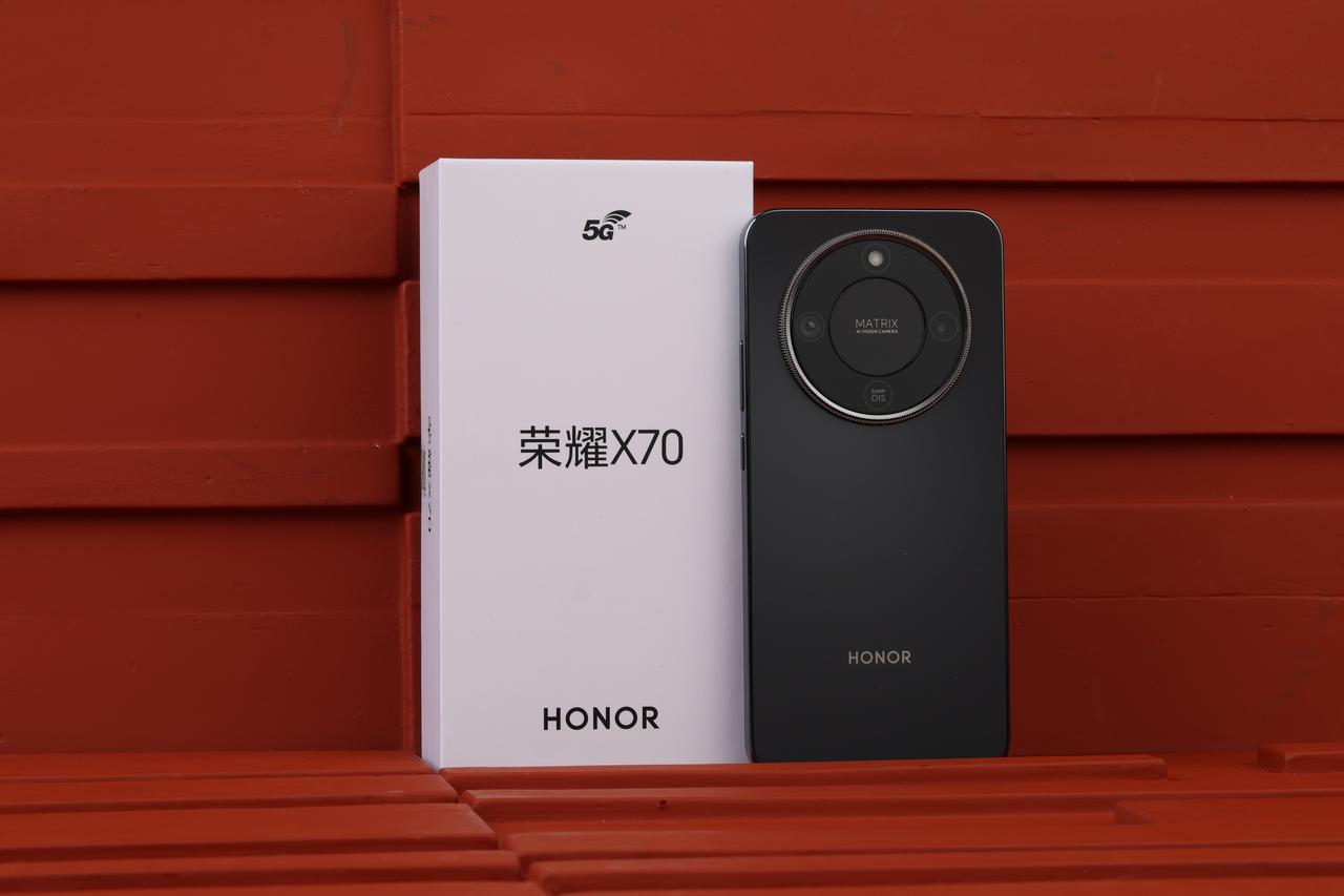 【荣耀X70图赏：经典黑色中的神秘张力】昨晚，荣耀X70正式发布，我们拿到了评测