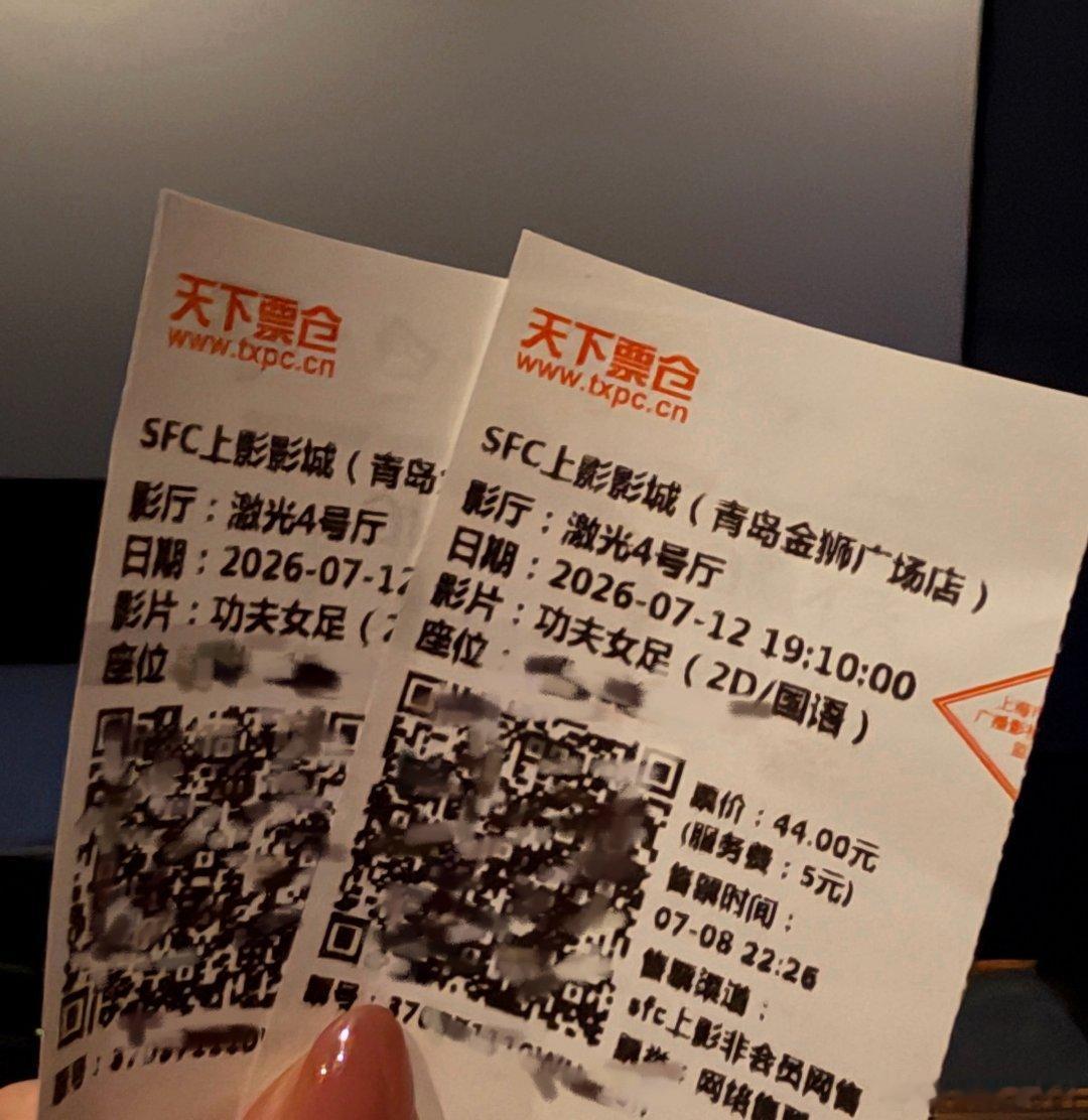 周星驰以前做演员的电影跟自己后面做导演的电影，实际是完全不同的风格和内在…当然更