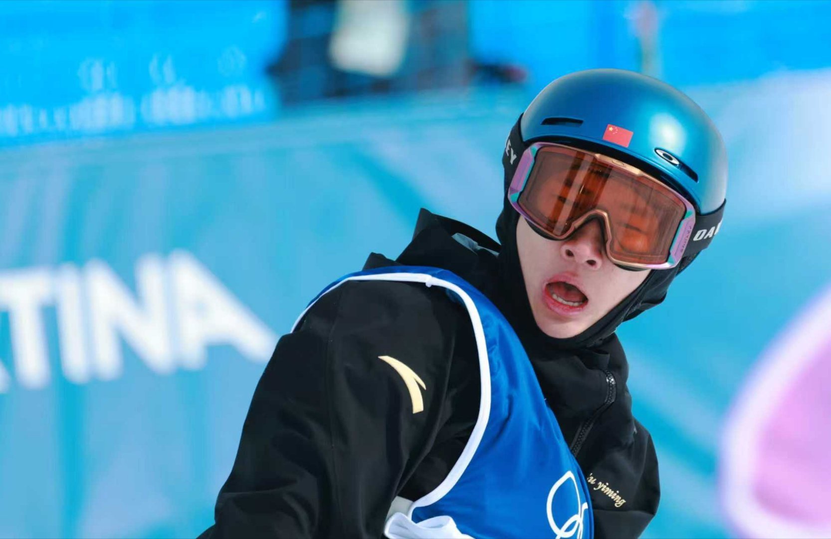 当最后一位出场的新西兰选手摔倒在地，这一刻苏翊鸣终于在米兰圆梦，中国冬奥代表团收