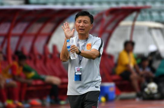 国奥终于赢球了！凭借广州队球员艾菲尔丁的进球，成耀东担任主帅的中国国奥以1-0小