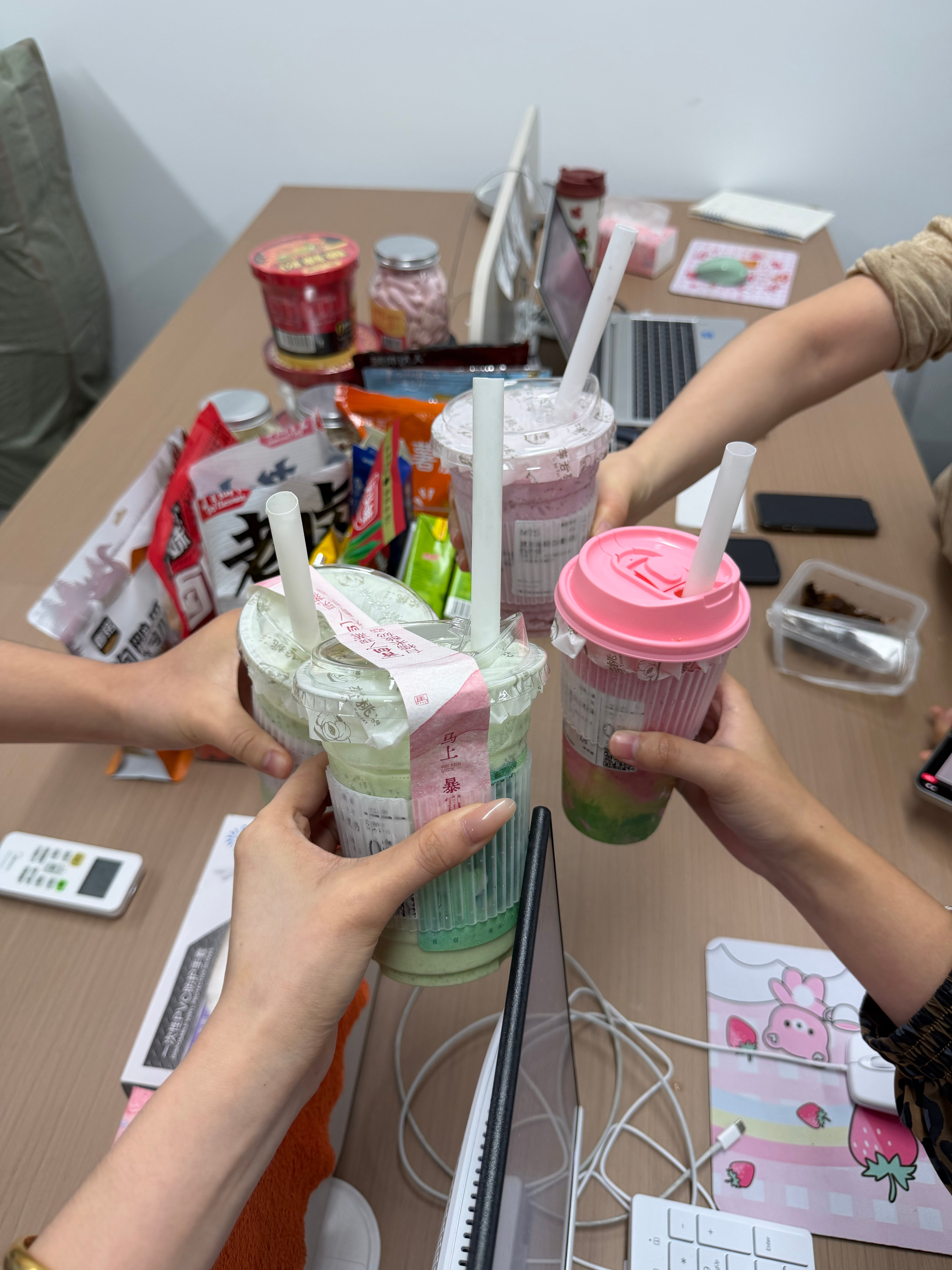 如果你们有个像我这样爱吃零食的同事 那么办公室就会变成这样 