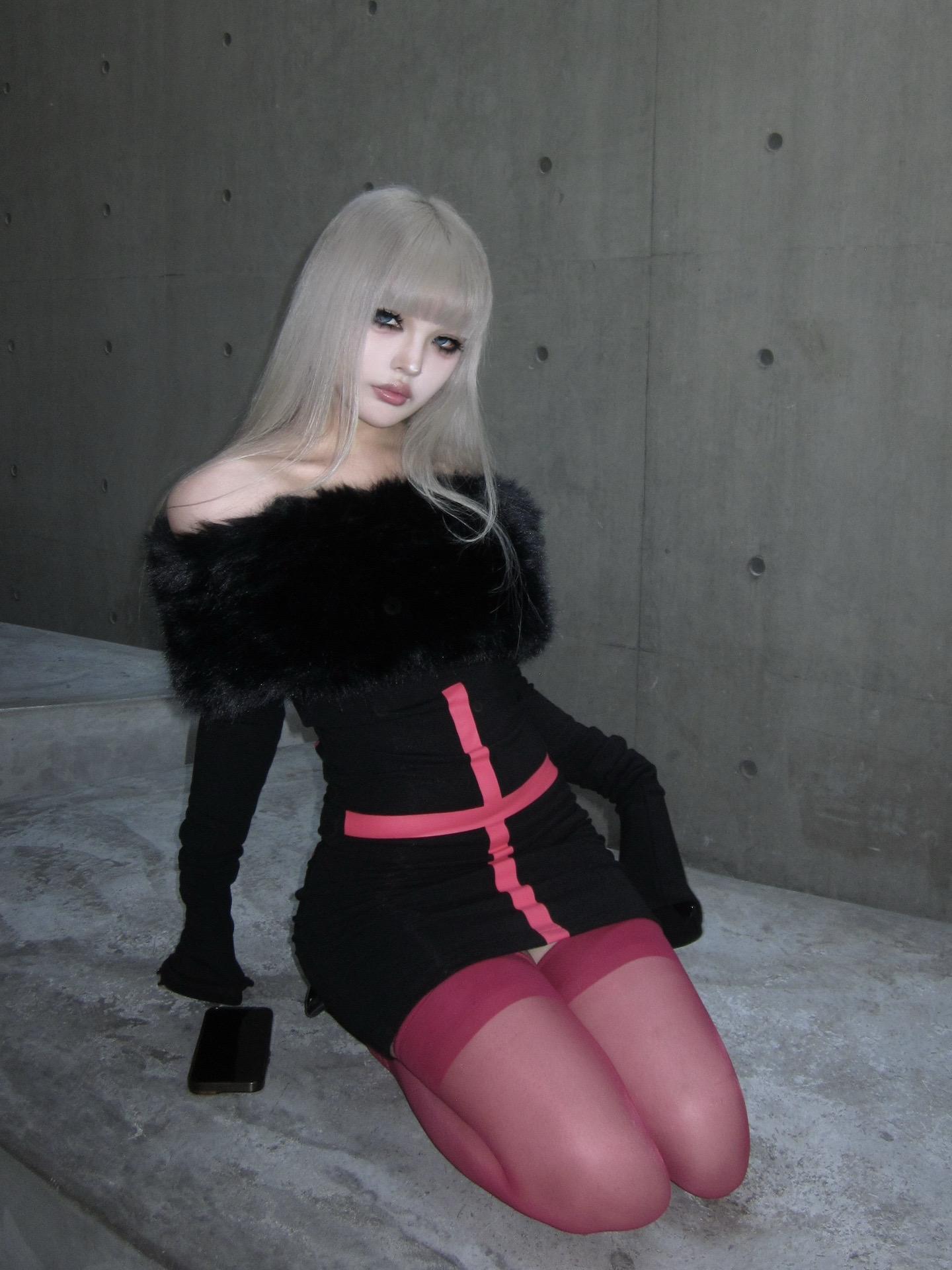 手机滑过屏幕她又更新照片 不停幻想她会在谁的身边