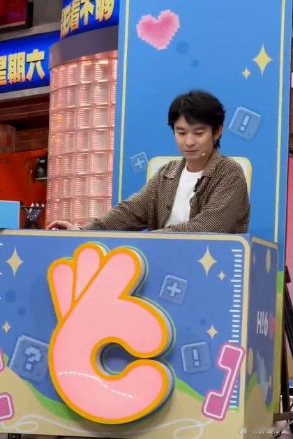 董子健被刘昊然整破防了救命！董子健刘昊然这默契挑战，一个答东一个答西，我能笑一天