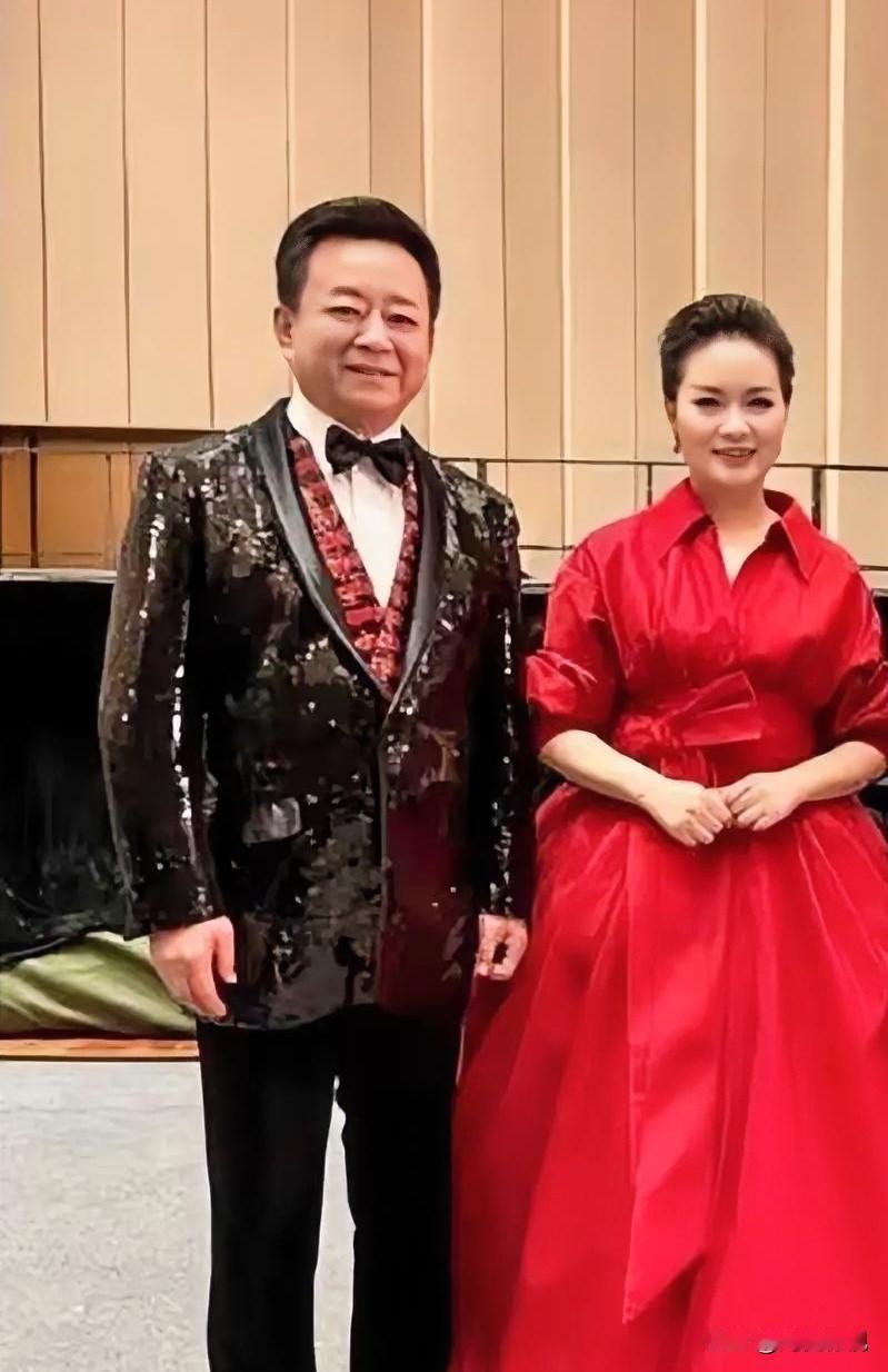 仔细看，左边是疏眉朗目，气色盈和的朱军，而右边的美女是谁？看她朱唇榴齿，温婉如莲