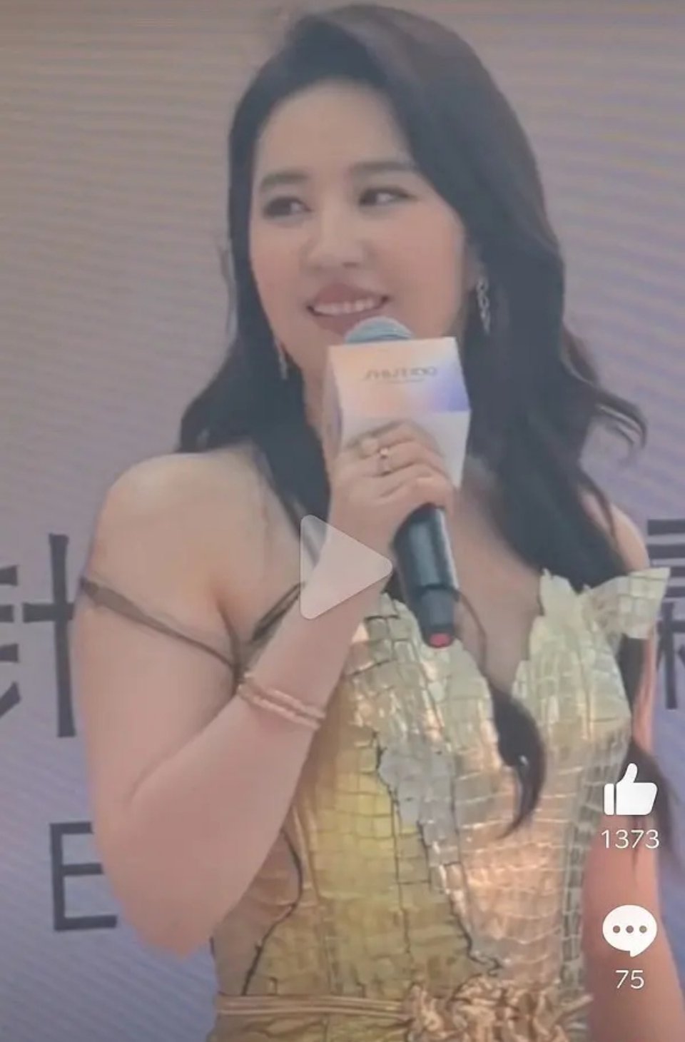 刘亦菲要是不减肥，那其他女明星是不是也不需要变瘦了 ​​​