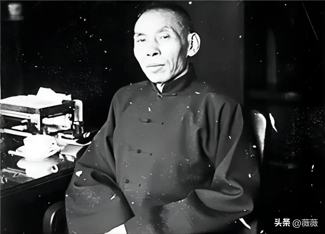 普通人想赚钱，先记住杜月笙这三句话： 
1. “做生意要学水，水往低处流，钱往人