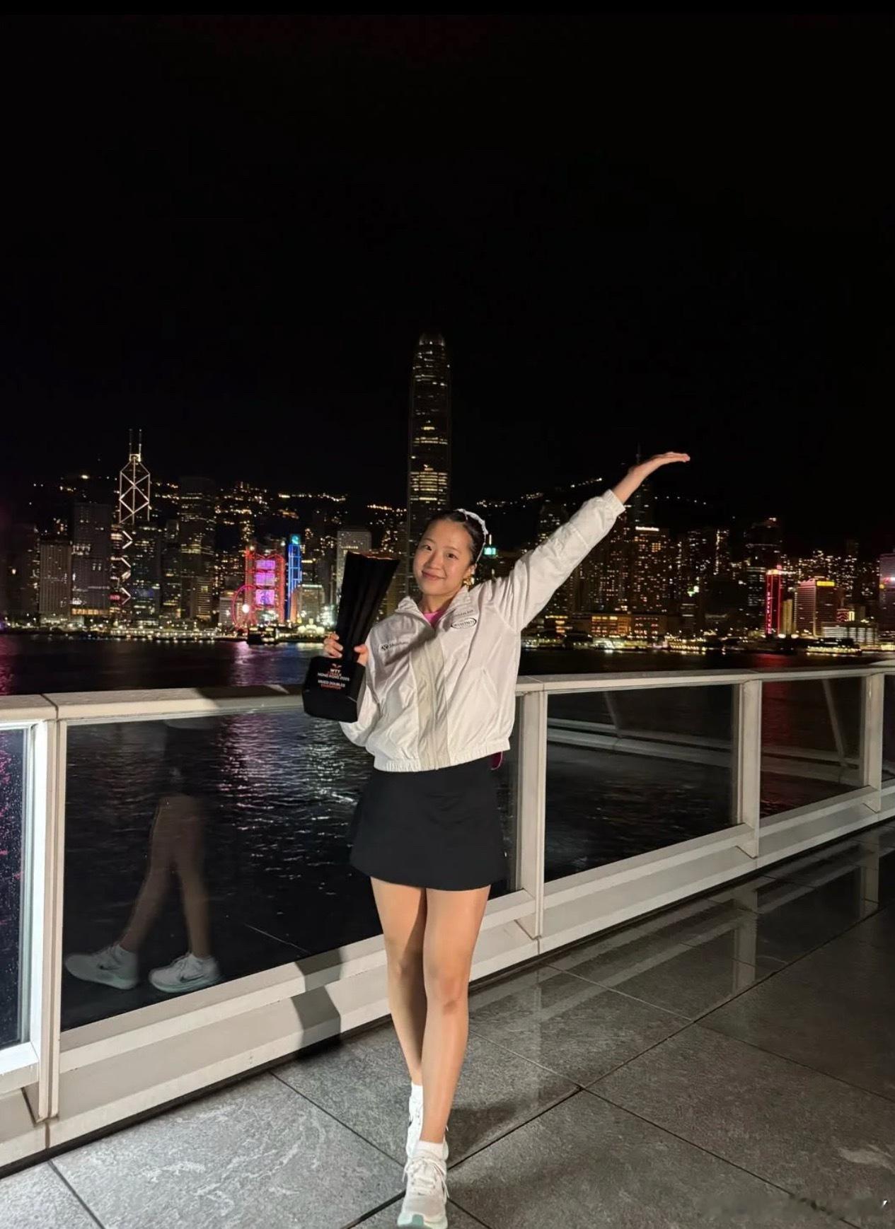 申裕斌有不少大满贯的亚军奖杯（女双的 混双的都有）这次终于拿了个大的