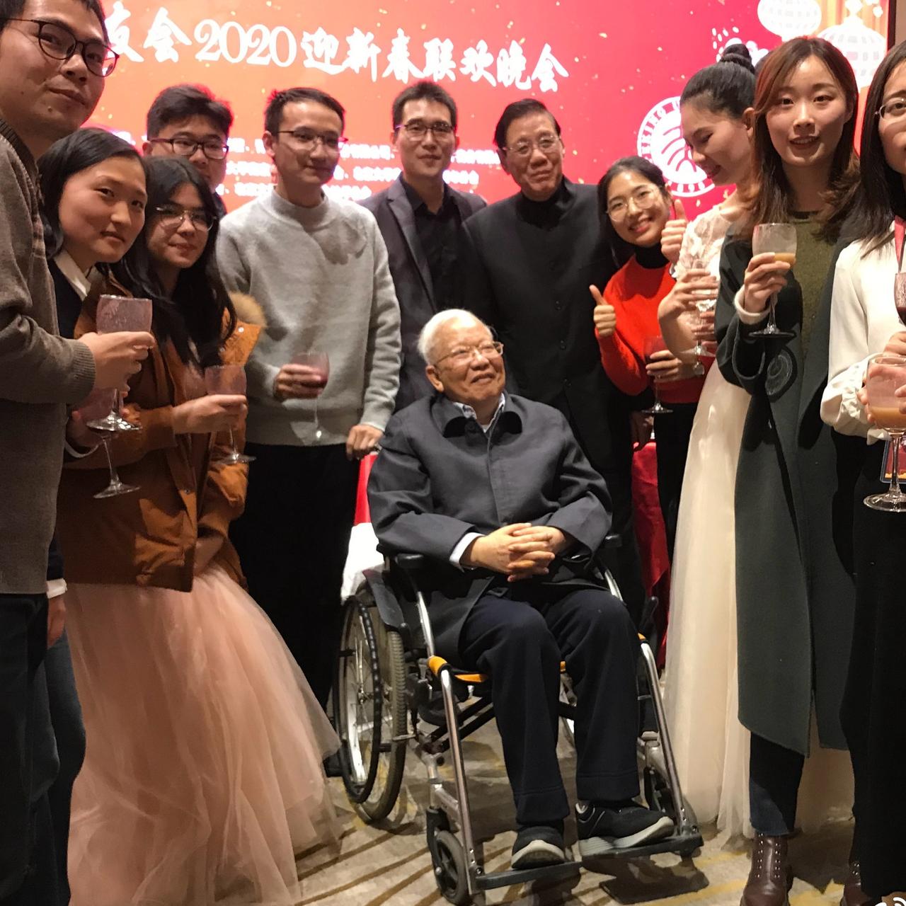 2020年，“姚迁事件”的亲历者胡福明，在参加迎新春联谊会时，一张罕见的留影，作