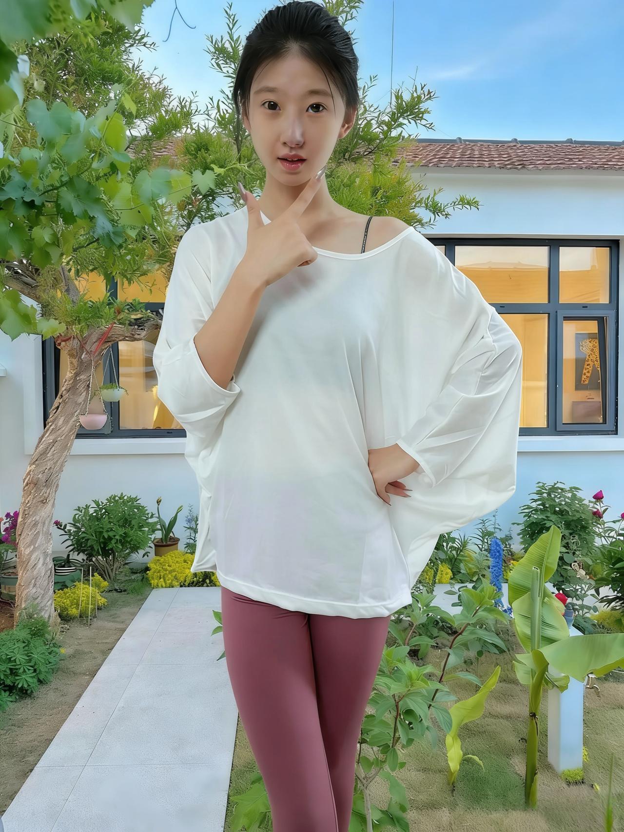 白衫像被风揉皱的纸
松松裹着庭院的黄昏
手抵着下巴的瞬间
目光撞碎了窗里的灯
 