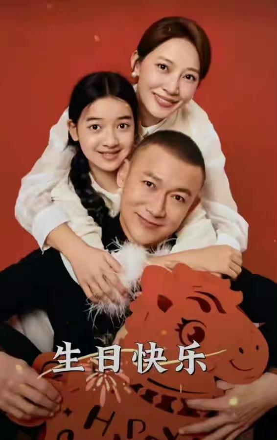 聂远喜迎48岁生日，爱妻晒出温馨全家福，二胎女儿首次正面亮相，五官精致如洋娃娃般