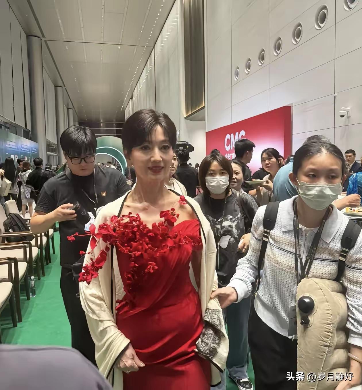 我发觉，只要你足够苗条，哪怕年逾古稀，只需稍加精心装扮，依旧能光彩照人。
要是你