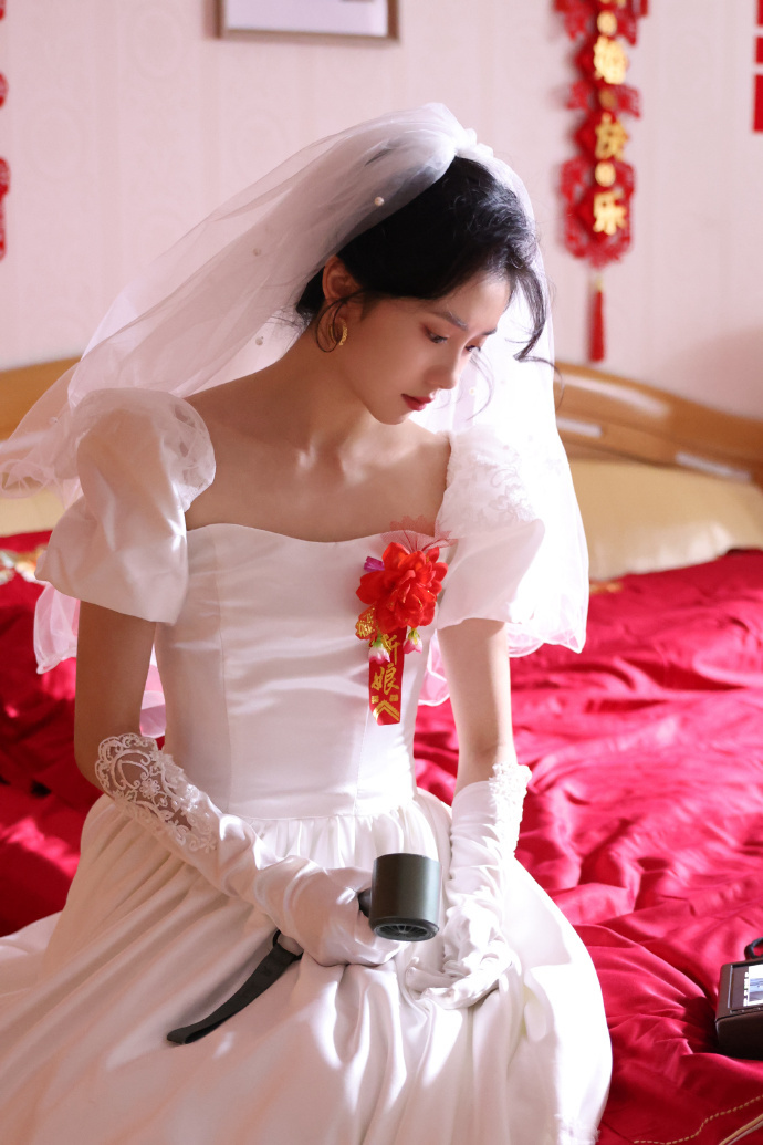 刘浩存第一次在《主角》剧里穿婚纱， 看秦娥结婚真的感觉代入感好强！恭喜碎碎兵秦娥