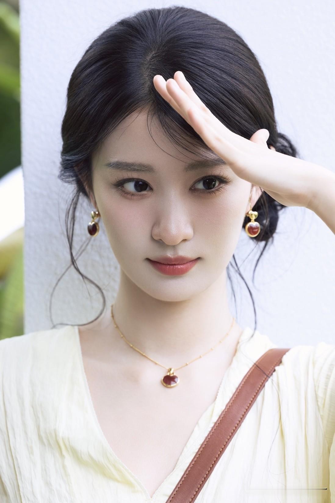 王楚然怎么这么好看啊！
这脸让人完全移不开眼，
五官真的太优越了，
是气血充足的