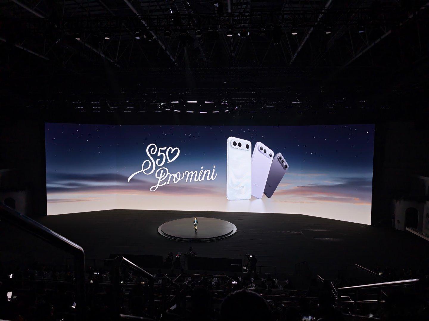 vivo s50 pro mini的外号：战斗天使