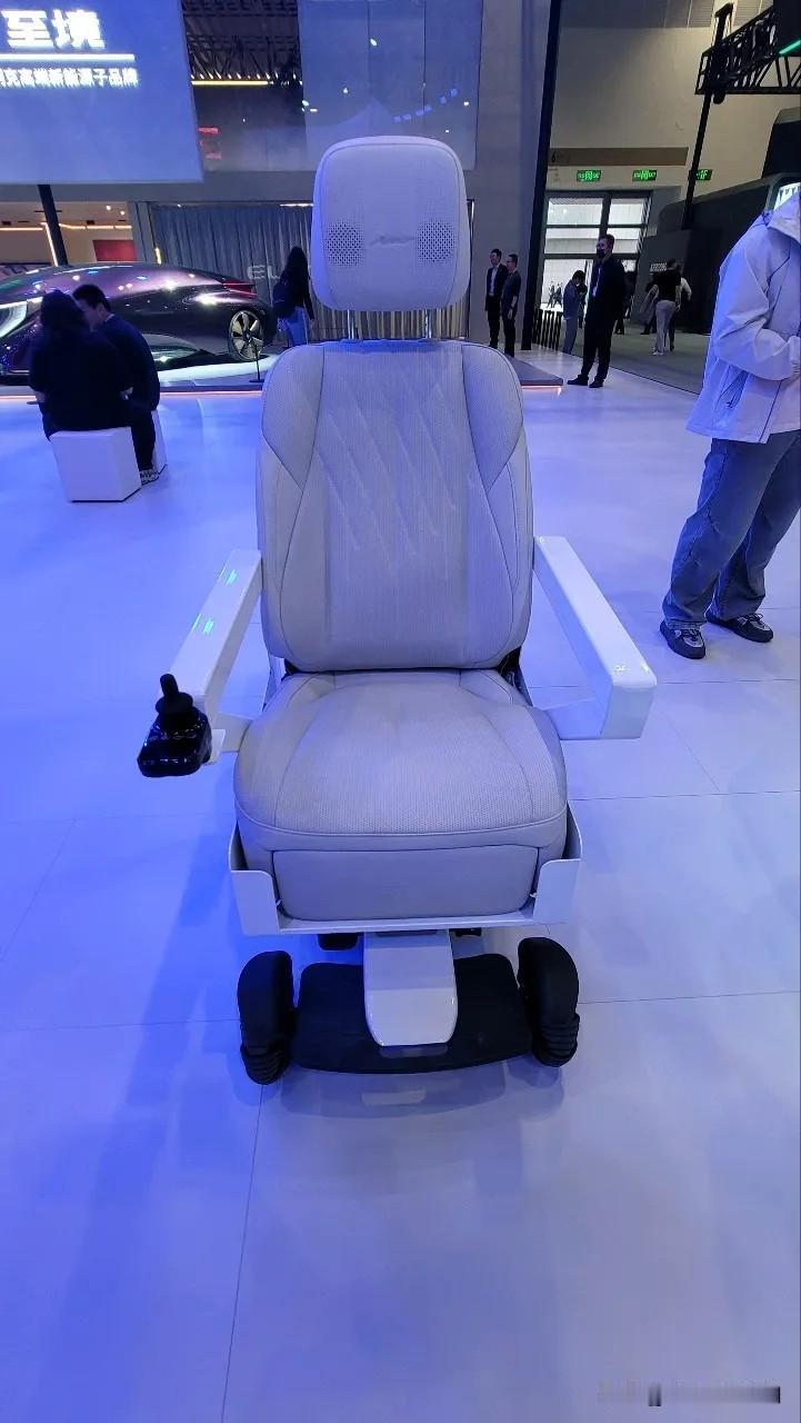 深蓝、东风标致、理想等品牌各有亮点，深蓝双款配色车型颜值在线，车身流线优美；东风