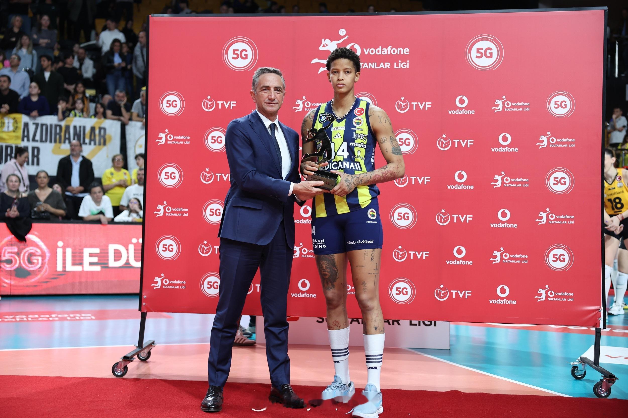 国际排坛动态 4月19日伊斯坦布尔，土超女排联赛落幕。瓦基弗银行马尔科娃荣膺决赛