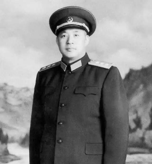 开国上将王建安将军身形高大，面色赤红，年过古稀后白发如雪，眉眼英挺、气度不凡。他