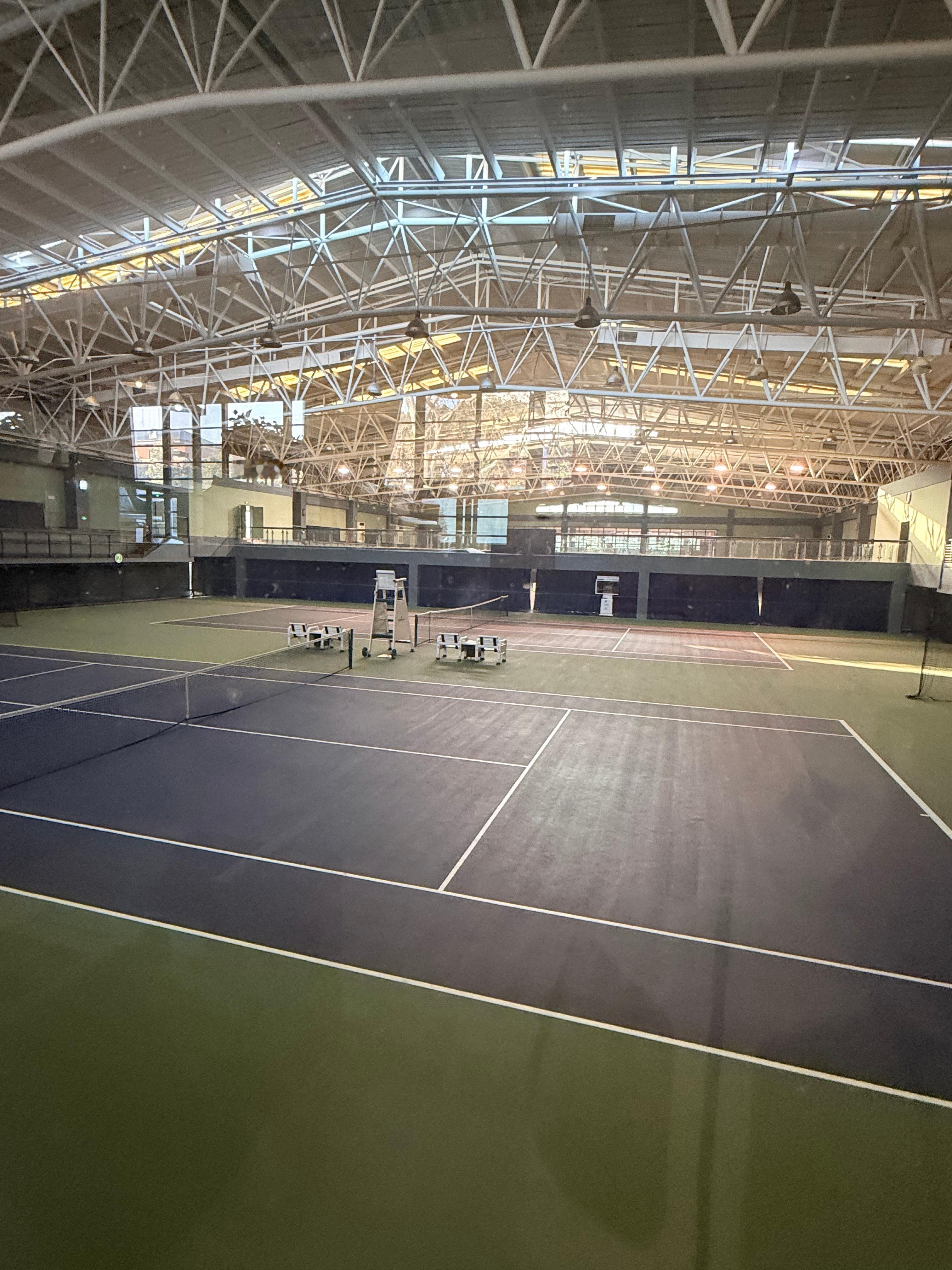 南京紫金山上有个“中国网球学院”，属于南京体育学院。里面红土、草地、快速硬地、慢