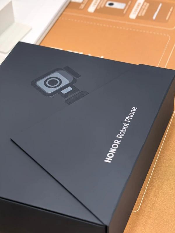 7999元起！全球首款机器人手机今日发布，把专业云台塞进手机里，0.8秒弹出36