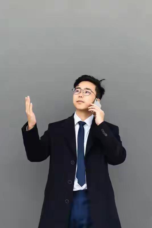 马斯克这人在全球那可是出了名的狂傲，很多大佬他都不放在眼里，巴菲特都没让他佩服，