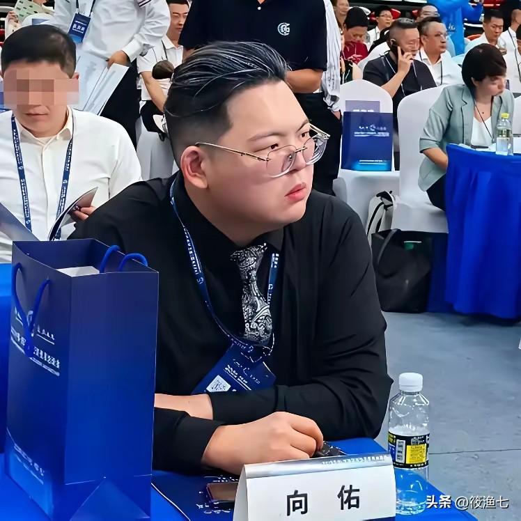 40岁了，一直还活在“我是豪门真少爷，我爸是向华强”能继承百亿家产的美梦里
向华