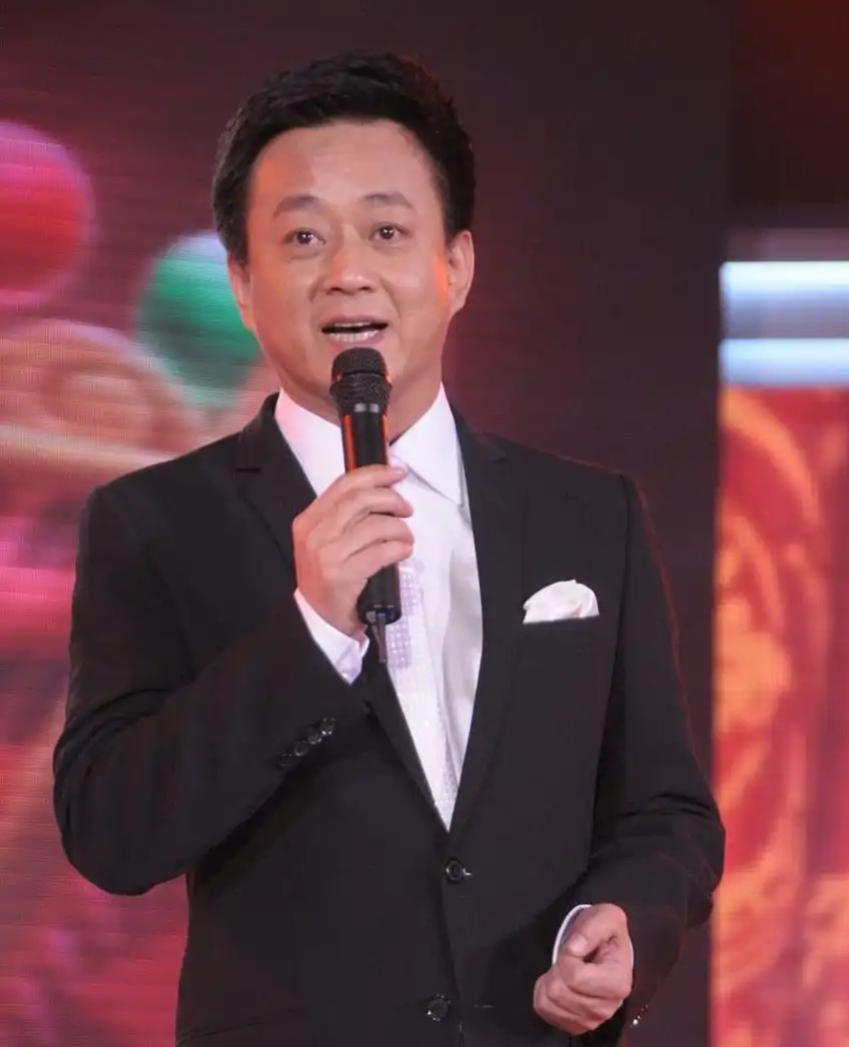 你知道主持春晚最长年限的主持人吗？
主持春晚次数最多的主持人是‌朱军‌，他共主持