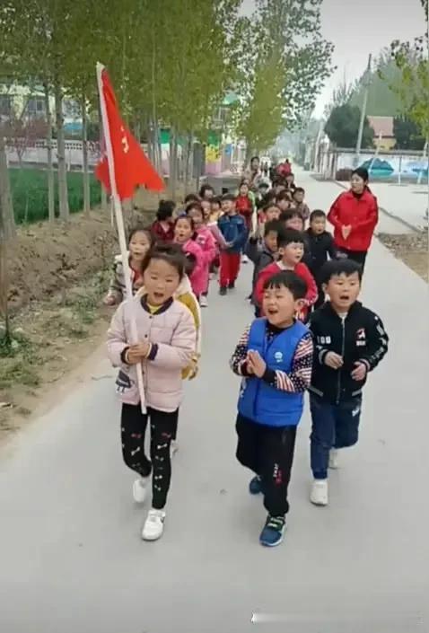 疯狂英语李阳说：“中国孩子一定会走向毁灭，因为五毒俱全。
第一，毒手机，手机是万