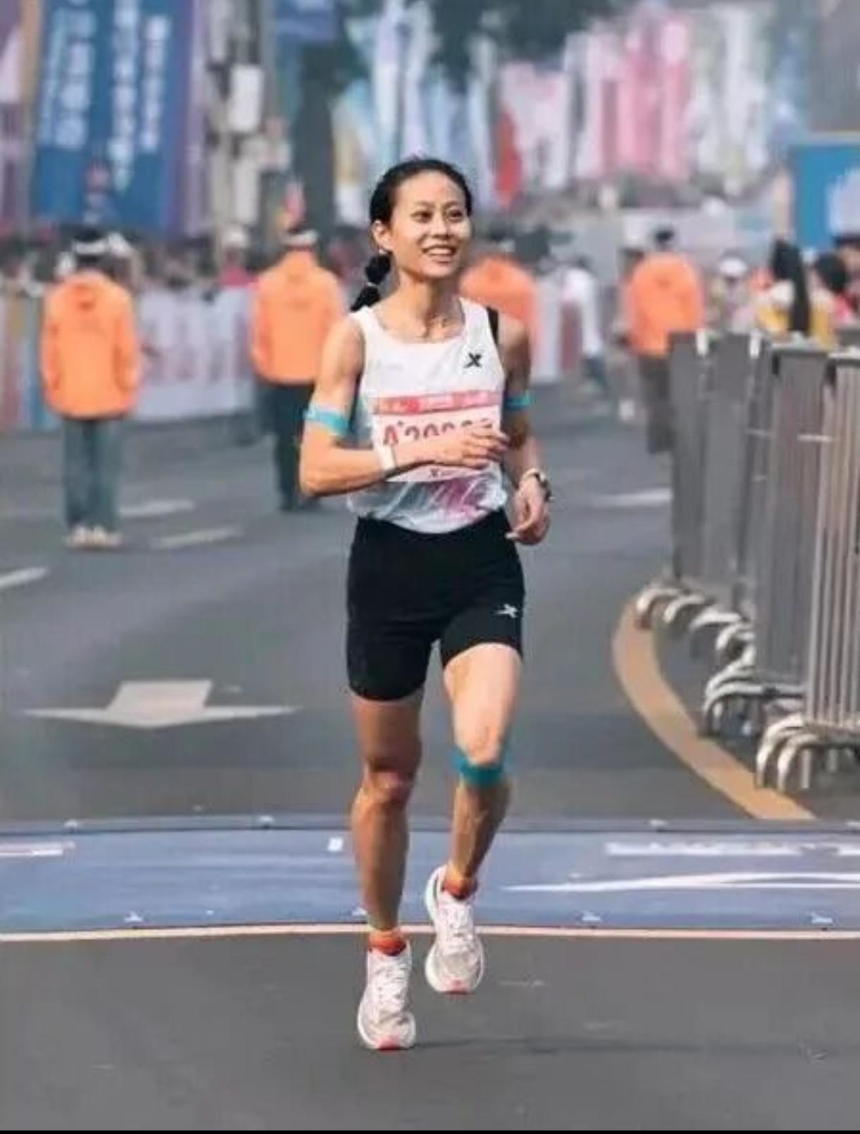 大众一姐朱卿，放弃亚运选拔，再战兰马！
 
上班族业余训练，武汉、大连接连跑出巅