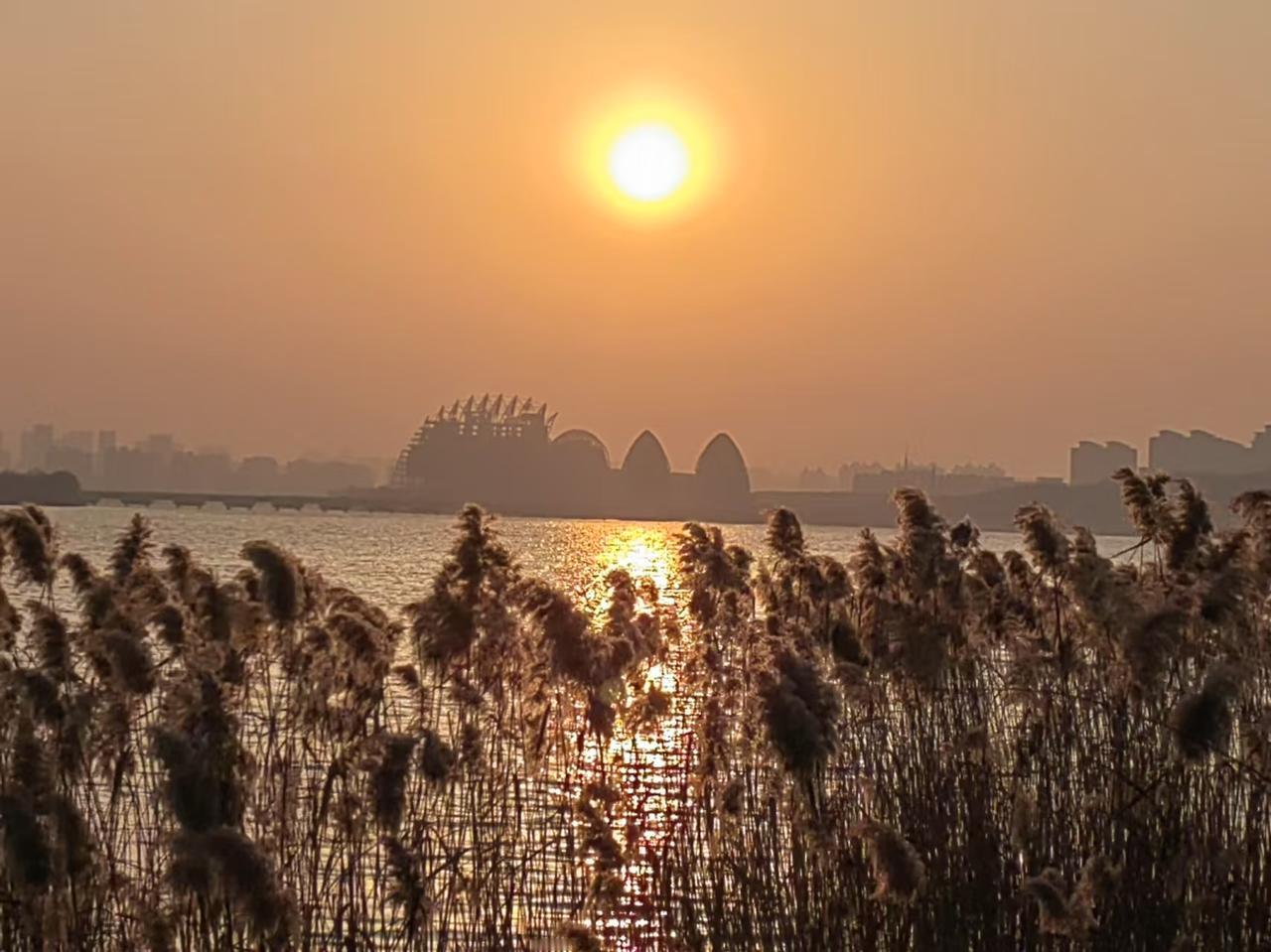 我拍到的落日瞬间几乎每个晴天的秋日都能看到的美景，在镜头里瞬间定格为彩画，生活中