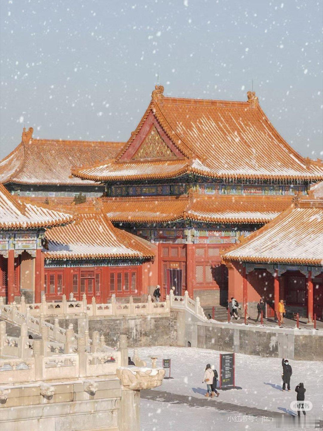 北京下雪雪中故宫太美了 