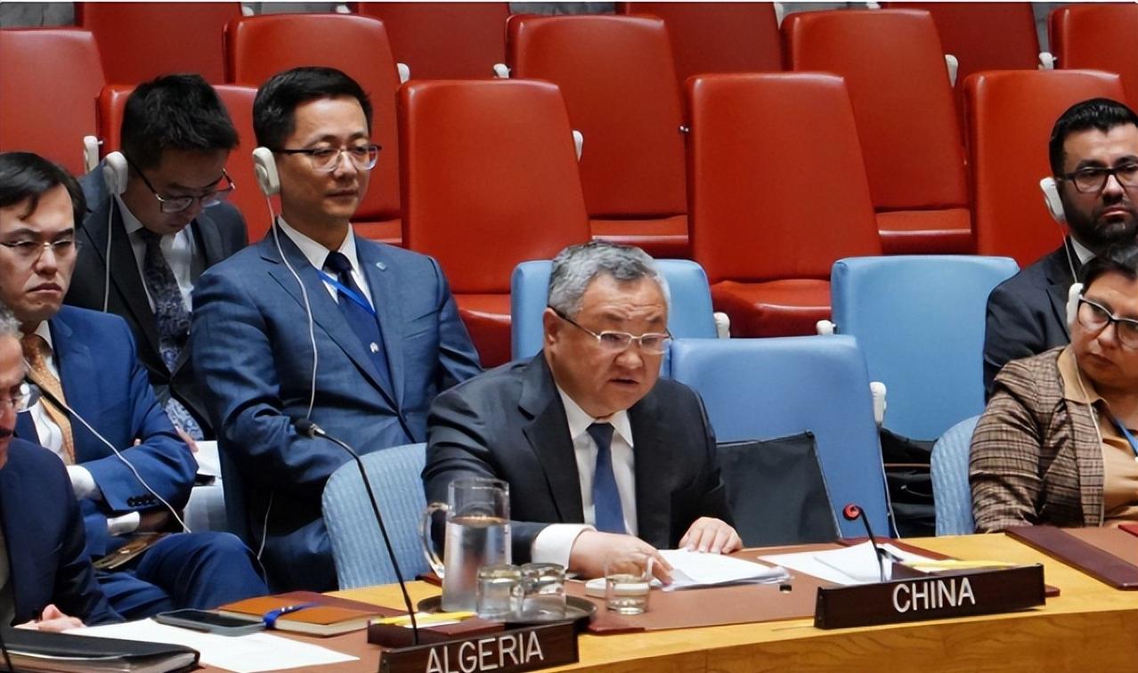 美国在联合国逼中国为这四年的俄乌冲突烂摊子“买单”。

美方代表说，中国是俄罗斯