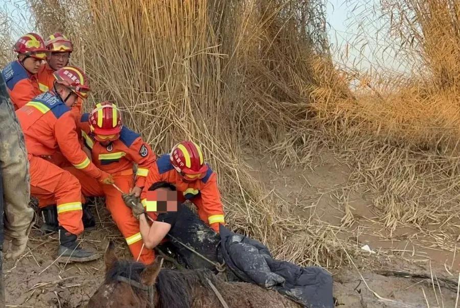 这事儿得说说！前两天银川一哥们儿骑马游玩，结果马儿一不留神陷泥潭了，这位大哥跟着