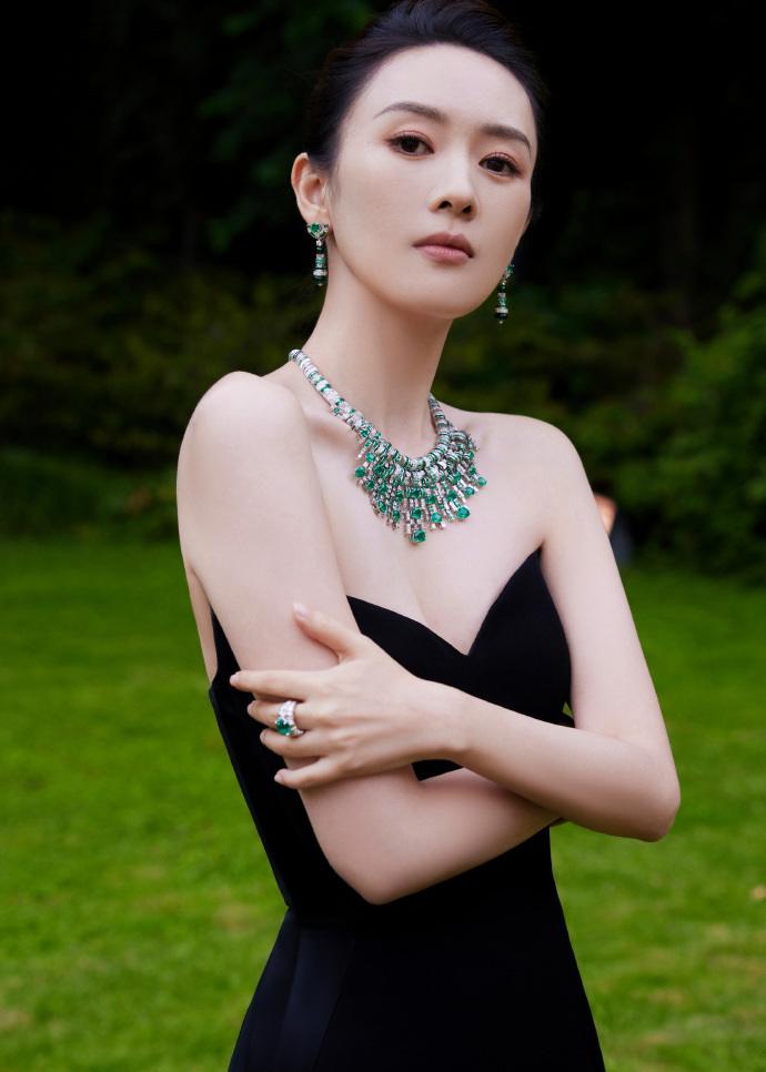 #童瑶[超话]##童瑶AI建模脸# 童瑶五官比例真的好好呀！这完美的AI建模脸，