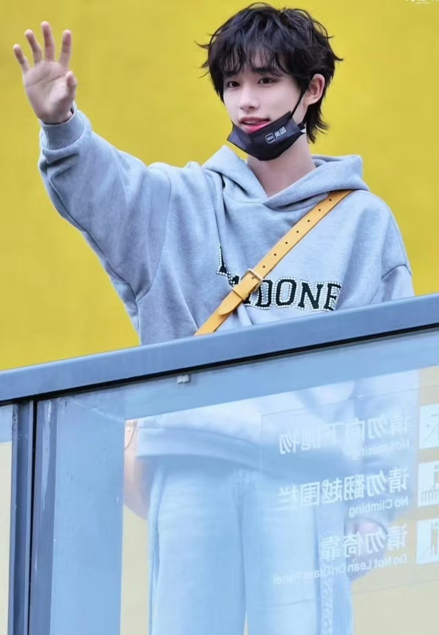 #丁程鑫卷毛饭撒小狗#丁程鑫录制hi6路透🈶，卷发搭配灰色卫衣，活力满满！#丁