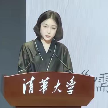 清华讲台，
翁帆还没开口，
衣服先替她说了话。很多人提起翁帆，第一印象总绕不开她