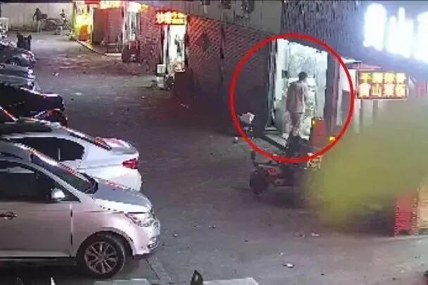 “真是穷疯了，”浙江嘉善，在加油站，一男子在路上行走，身边停过来一辆宝马车，车上