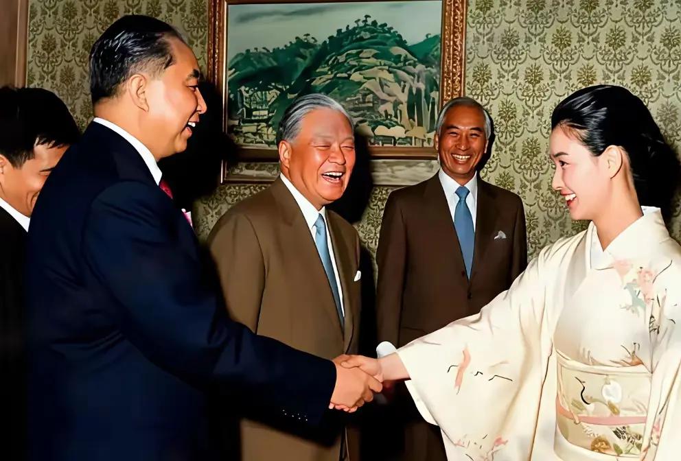 女的，
美得不可方物，
她是《追捕》中真优美。

男的，
着西装风华正茂，
他是