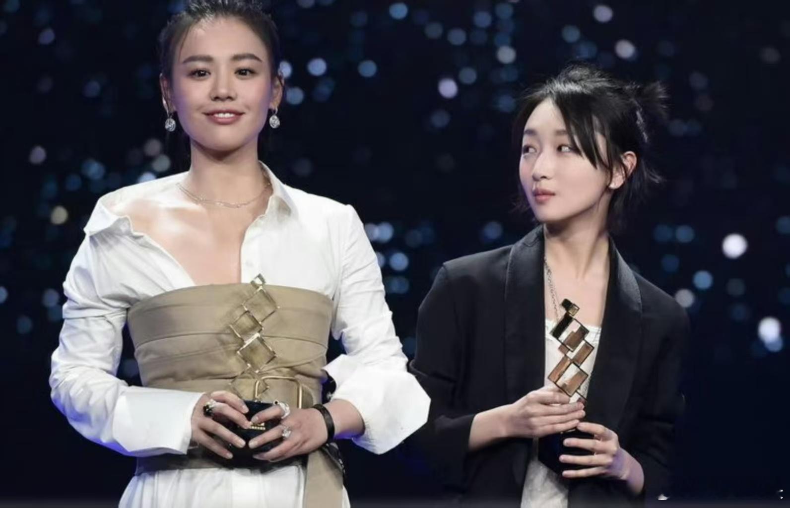 周冬雨马思纯一起走过高峰低谷马思纯一声“妹妹”，周冬雨直接泪目。从戏里走到戏外，