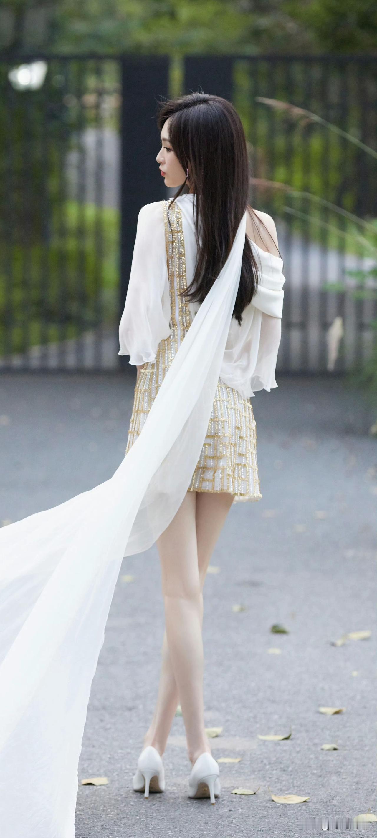 这侧颜和背影有没有惊艳到你？你应该一眼就认出这位美女演员了吧？