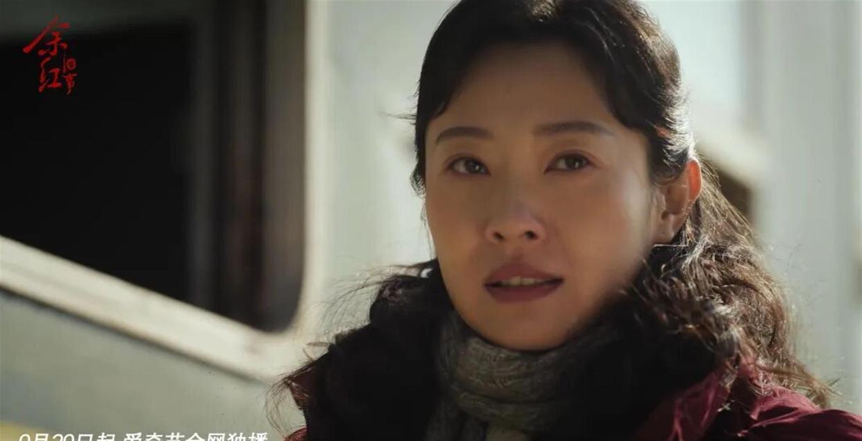 马伊琍在《余红旧事》里增了快十斤肉，泡面头、黑框眼镜、洗得发白的厚棉服，站在九十